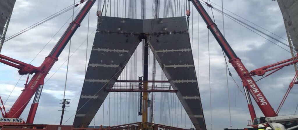 3. Köprü Şantiyesinde 700 Tonluk Teleskobik Vinçlerle 300 Tonluk Köprü Ayakları Dikildi
